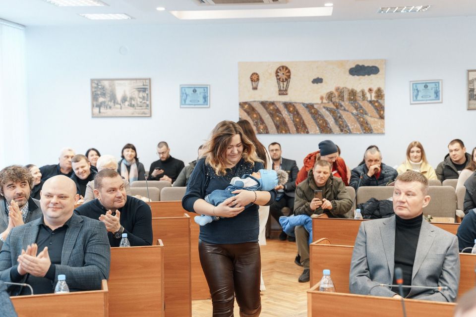 Замість візочків — гроші: привітали родини, у яких діти народились на Новий рік та Різдво