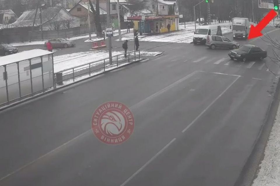 Аварія на Хмельницькому шосе: водій Skoda врізався у Мерседес