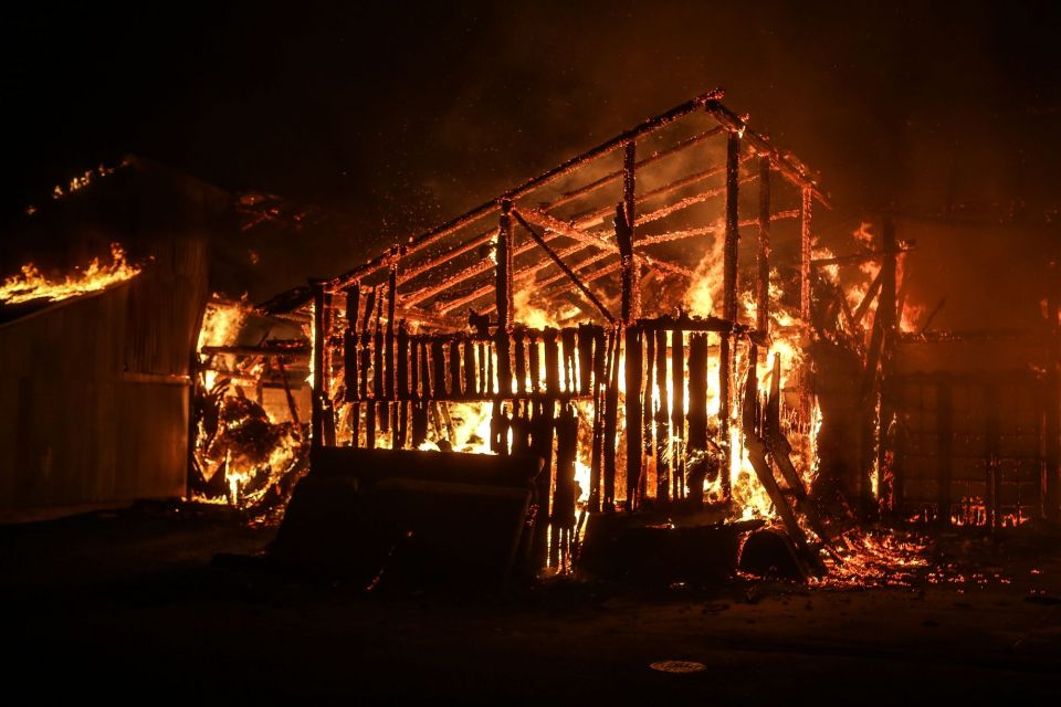 Через необережне поводження з вогнем у палаючому будинку згоріла 83-річна власниця