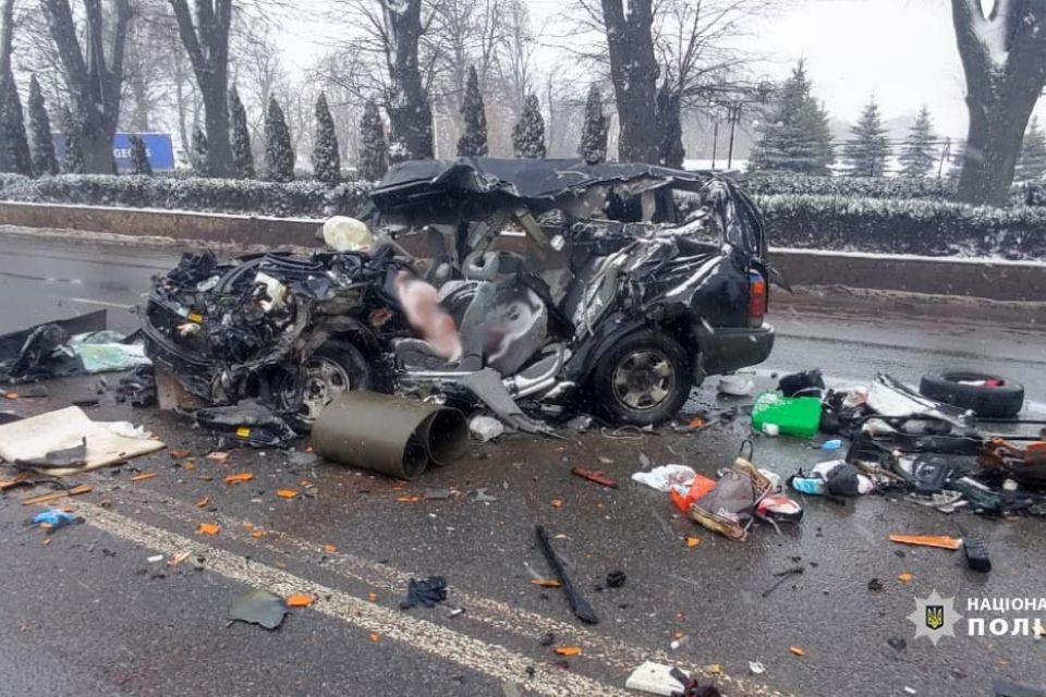 Смертельна троща в Писарівці: водій кросовера врізався у вантажівку. Двоє людей загинули