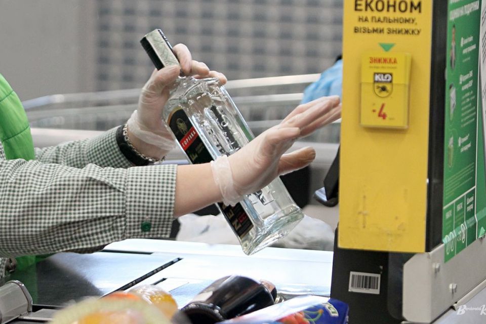 В Україні може подорожчати алкоголь, сигарети та пальне. Що відомо?