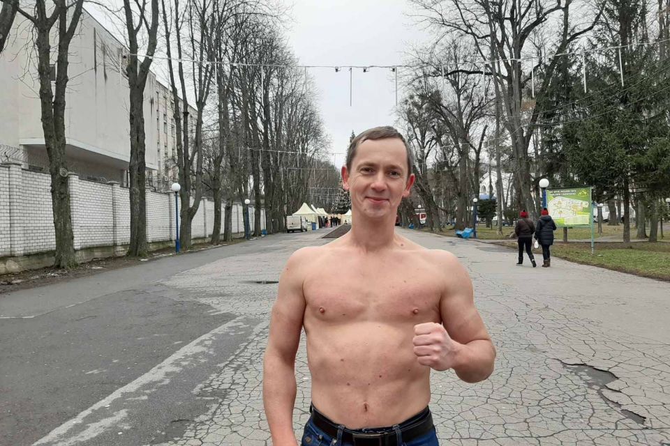 «Крижана людина» з Вінниці чотири роки поспіль ходить без верхнього одягу