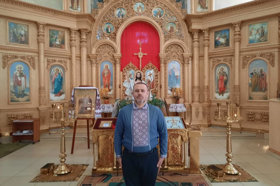 Бійці передали Євангеліє з розстріляної окупантами церкви на Донбасі