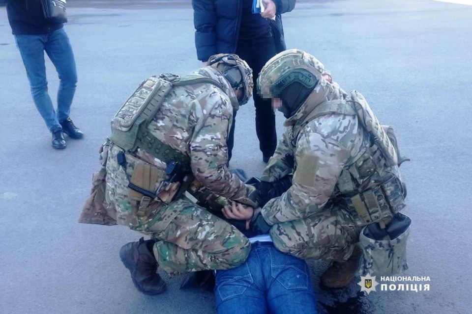 КОРД затримав наркоторговців: підозрюваного вклали обличчям на асфальт