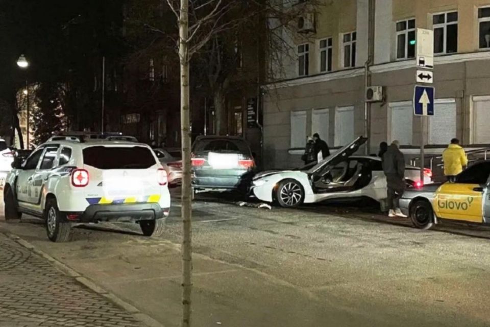 Як зіткнулися дві BMW. Відео моменту «найдорожчої» аварії на розі Соборної та Артинова