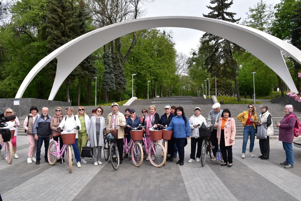 Бабусі та дідусі з вінницького терцентру відкрили велосезон