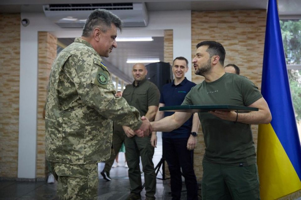 Зеленський вручив «Хрест бойових заслуг» хірургу з Вінниччини. Хто ще вітав вінницьких медиків?