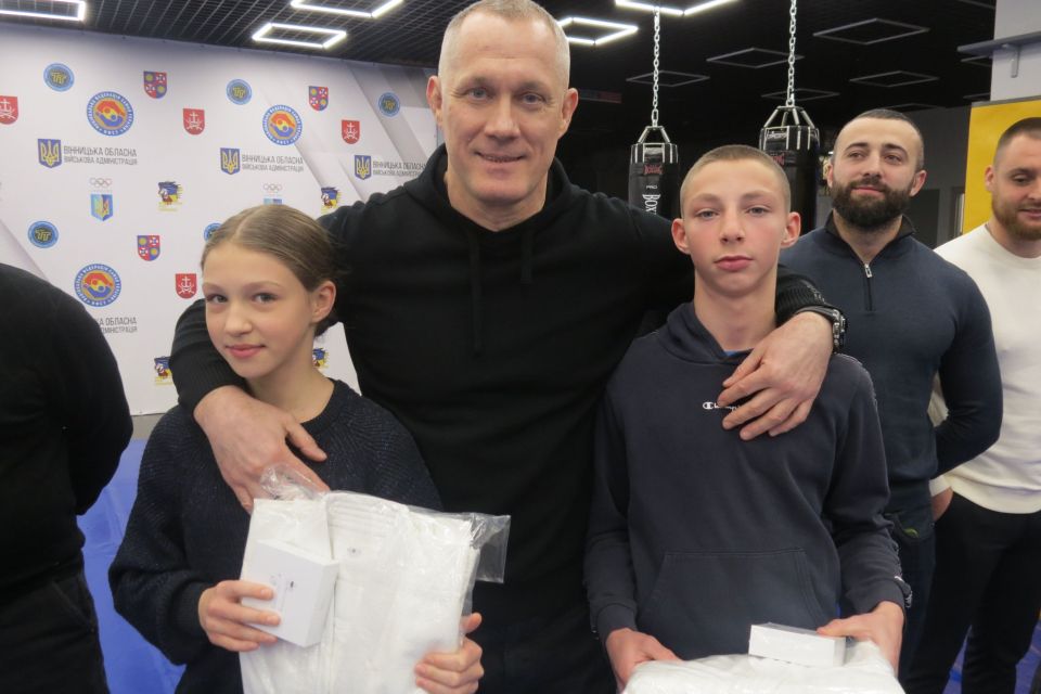 Президент Федерації дзюдо України Михайло Кошляк подарував кімоно вінницьким борцям