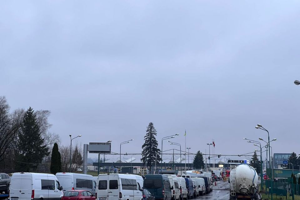 Польські фермери блокують кордон і розпочинають місячний страйк: де ускладнений рух