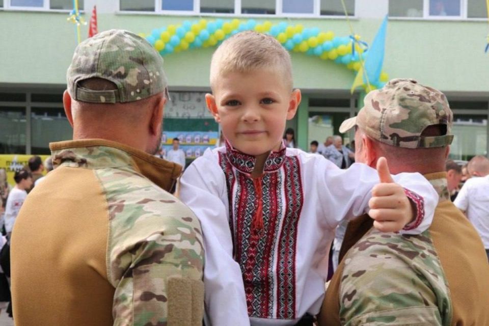 Побратими провели сина загиблого військового до школи