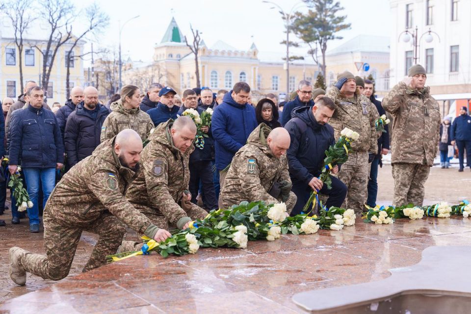 Біля скульптури «Дерево свободи» вшанували Героїв Небесної Сотні