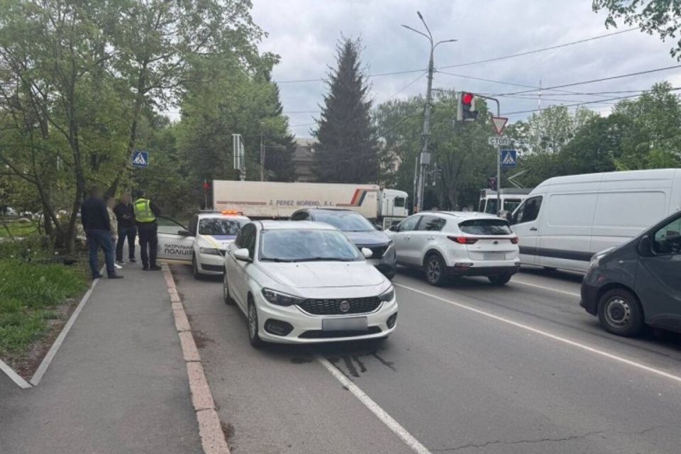На Політехнічній водійка Fiat збила двох дітей