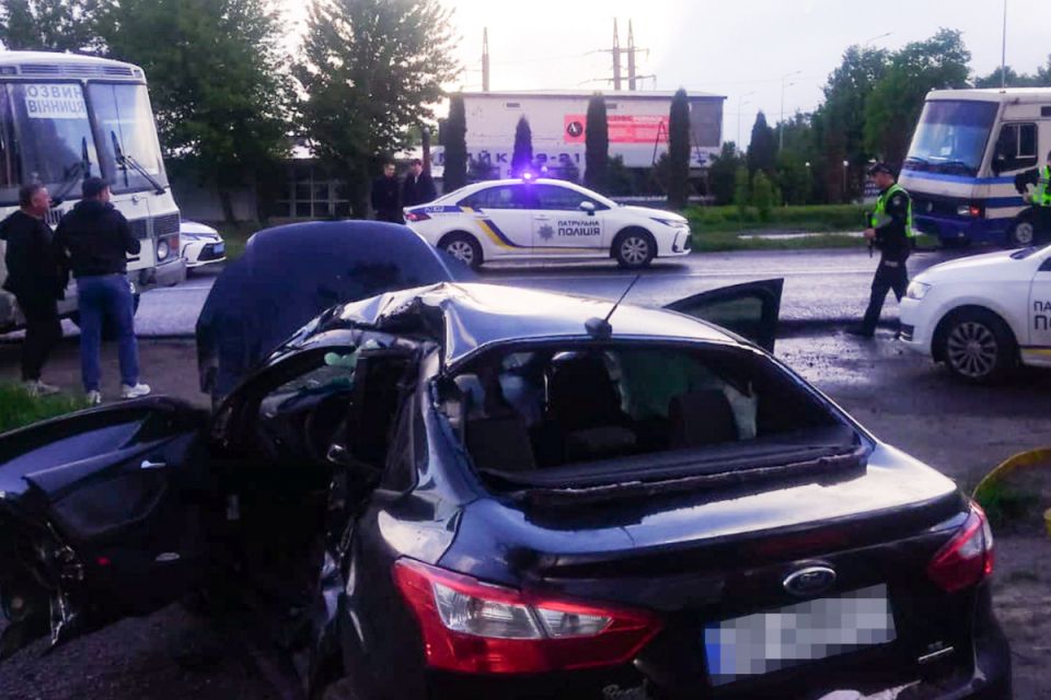Жахлива ДТП під Вінницею: легковик зіткнувся з двома автобусами, є постраждала