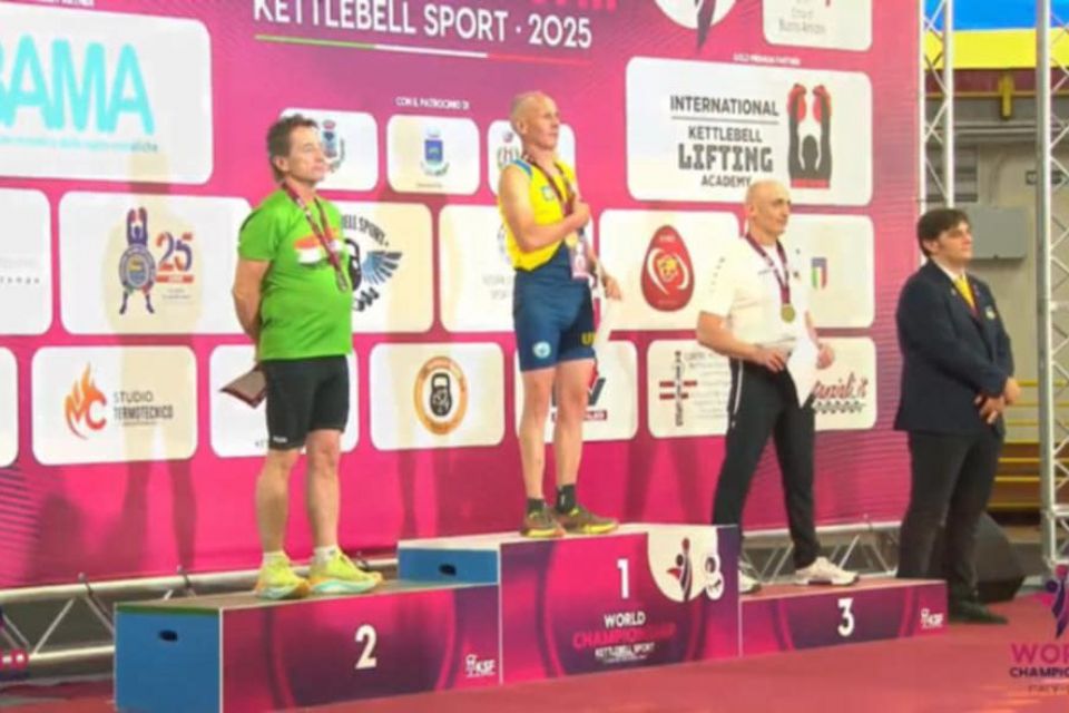 Травми не завадили стати триразовим чемпіоном і рекордсменом світу з гирьового спорту