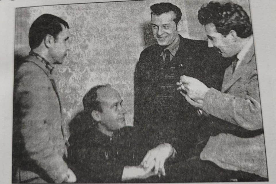 «До нас прийдуть з обшуком»: антирадянські тексти викинула в нужник на вокзалі