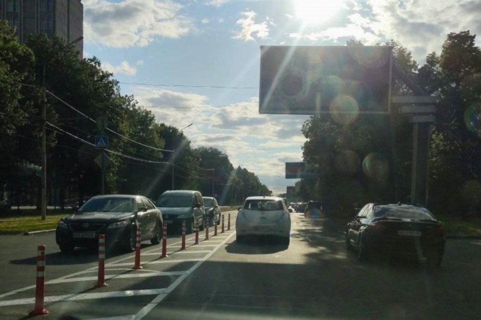 Заборонений лівий: на Хмельницькому шосе встановили обмежувальні стовпчики