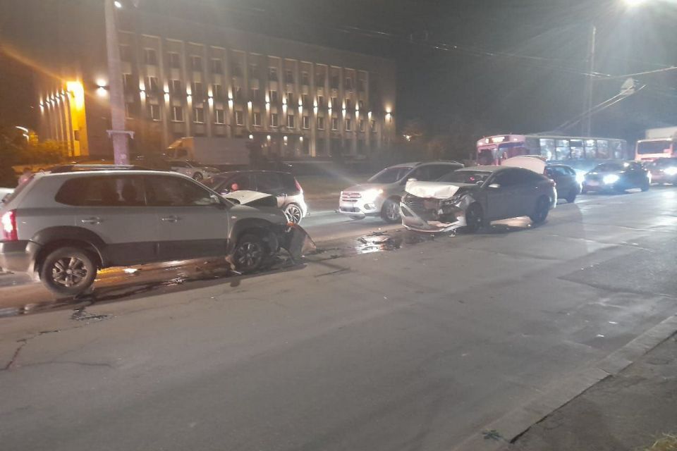На Брацлавській п’яний водій Hyundai влетів у зустрічне авто