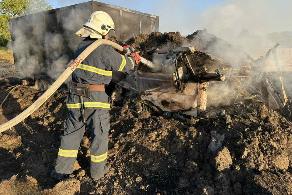 На Хмельницькому шосе згорів легковик — відео. По області рятувальники ліквідували ще 15 пожеж