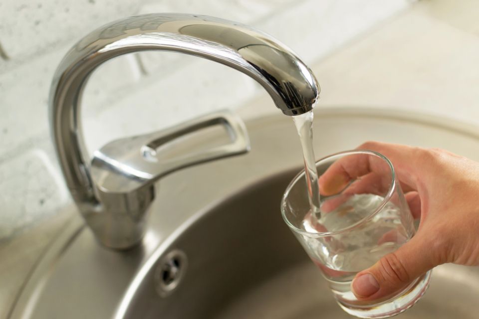 Відключення води 8 липня: кого торкнеться та як підготуватись