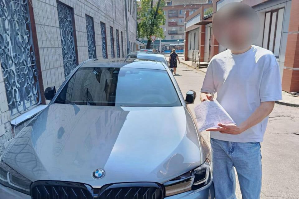 Екстремальні «покатушки»: водія BMW оштрафували за катання з пасажирами на вікнах