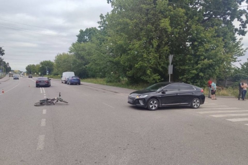 На Тиврівському шосе водійка Hyundai збила 62-річного велосипедиста