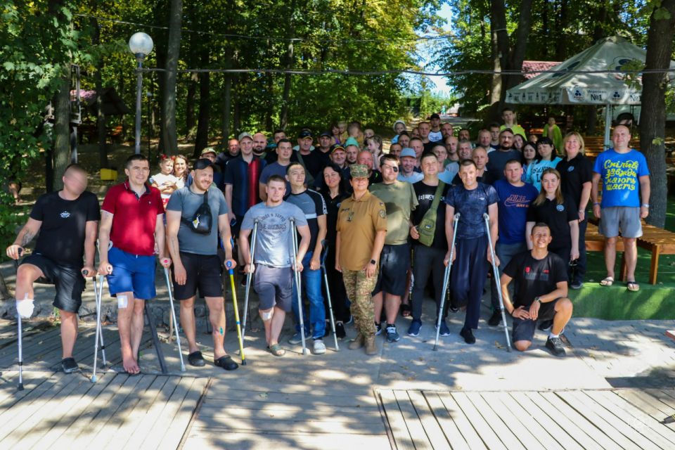 «Тут ми відчуваємо спокій»: у Вінниці поранені гвардійці рибалили та відпочивали на природі