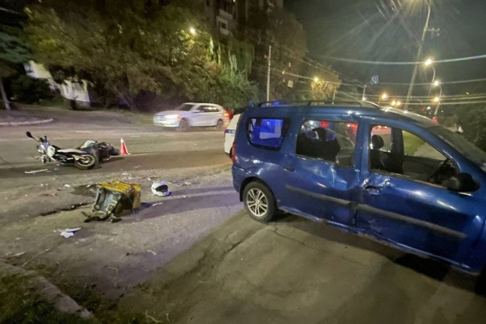 На Князів Коріатовичів Renault зіткнувся зі скутером. До лікарні потрапив 17-річний водій двоколісного