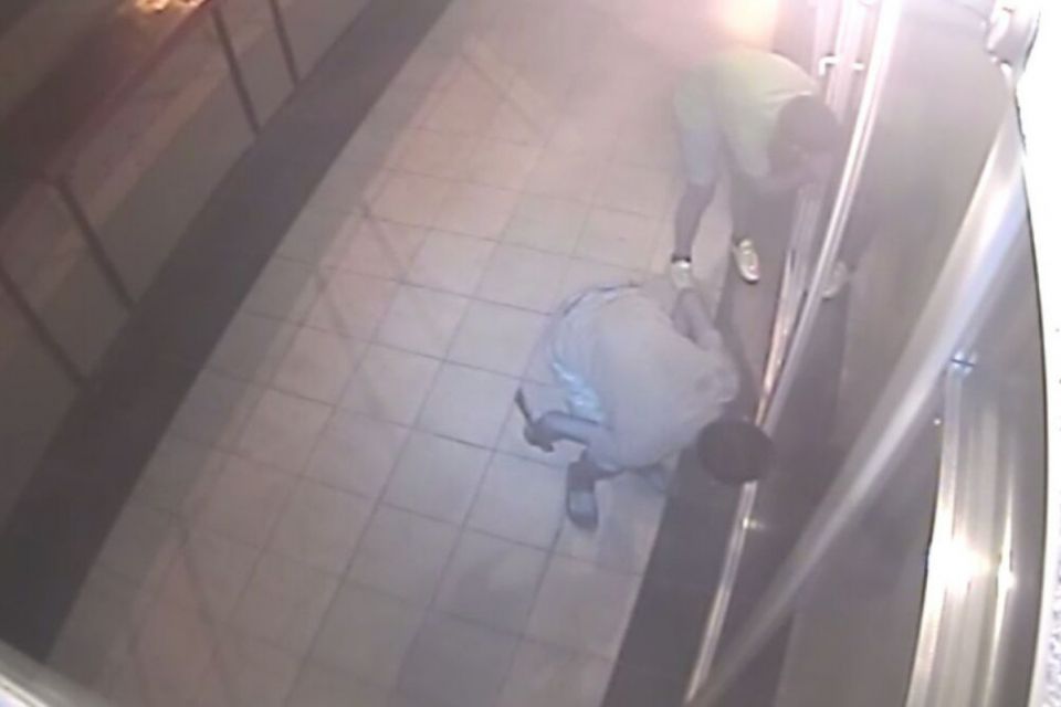 У Гайсині двоє рецидивістів зламали двері та обікрали кафе