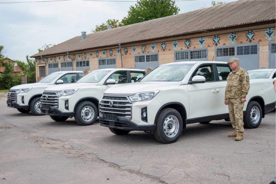 Вінницька мерія замовила 30 пікапів для ЗСУ. Які машини хочуть купити?