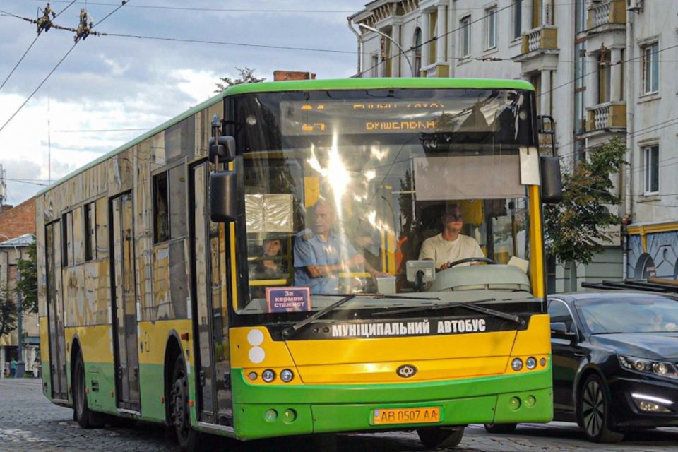 Запустили додаткові автобусні рейси на чотирьох маршрутах у Вінниці