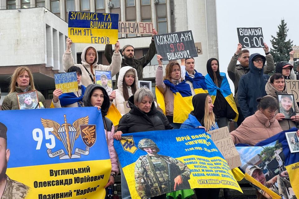 «За кожною втратою — ім’я»... Вінниця зупинилася на хвилину, щоб згадати загиблих Героїв