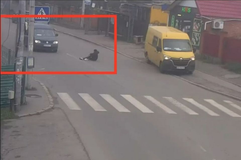 Вибігла прямо під колеса: на Бучми Volkswagen збив дівчину