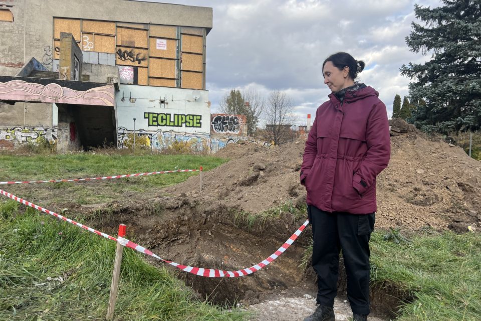 Навколо колишнього кінотеатру «Росія» викопали глибокі ями. Навіщо це зробили?