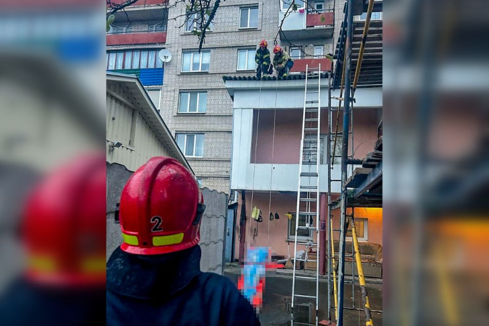 Жінка випала з дев'ятого поверху. Вона загинула