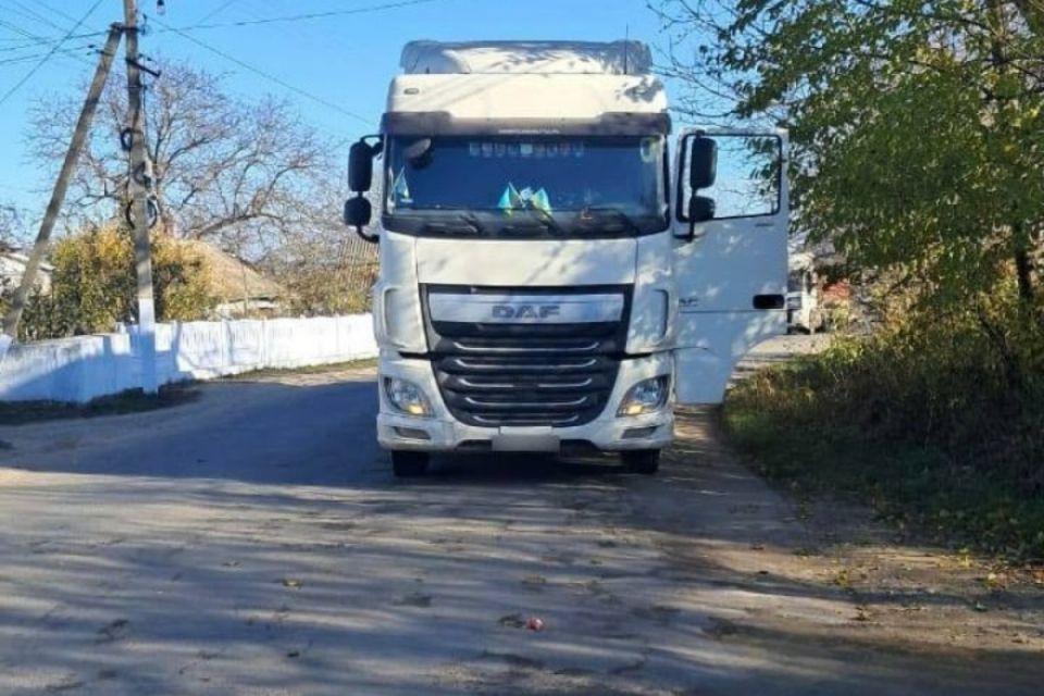 Вантажівка наїхала на дев’ятирічного хлопчика у Жмеринському районі. Дитина в лікарні