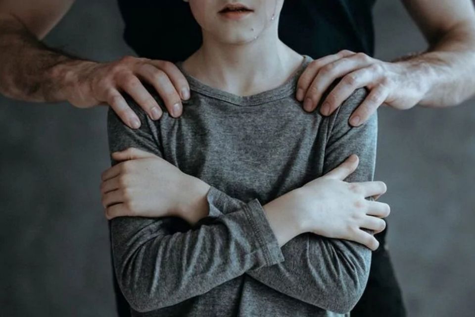 Ґвалтував двох малолітніх сестер і створював порнографію: у Вінниці засудили таксиста