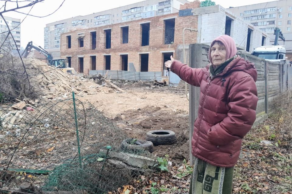 «Вийшла з лікарні, а будинку нема, розвалили бульдозером»: як одинока жінка опинилася на вулиці