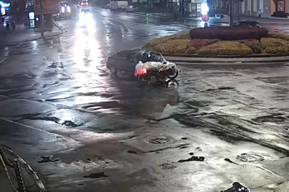 На колі поблизу залізничного вокзалу мотоцикл не розминувся з Peugeot