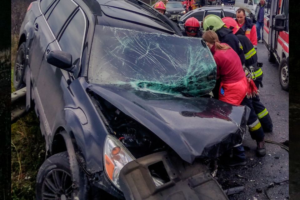 Під Вінницею машина «вилетіла» на відбійник: рятувальники діставали водійку