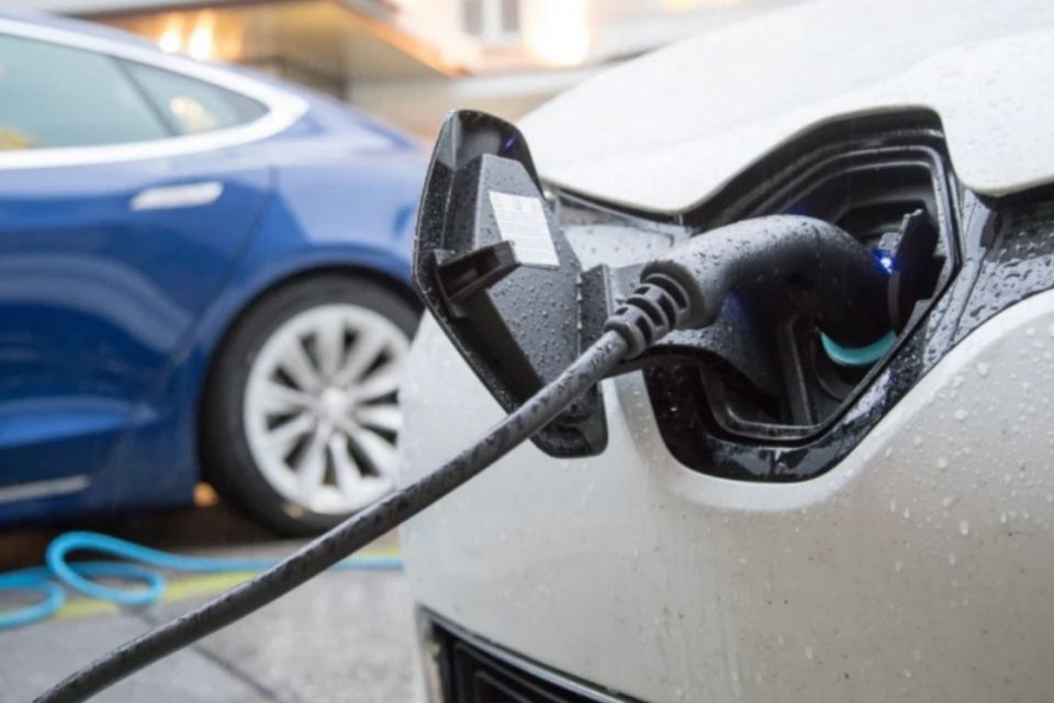 Різниця до 21 тисячі гривень на рік. Де електромобіль заряджати вигідніше