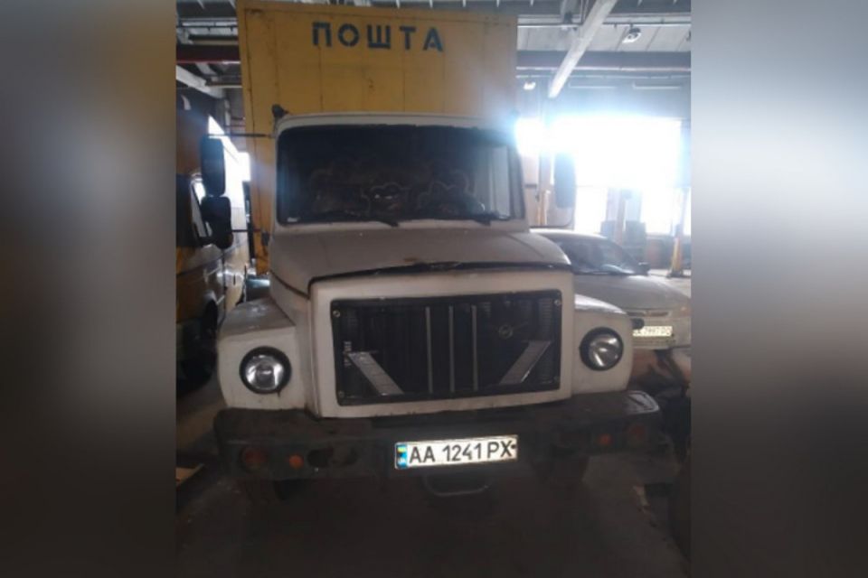 Автівки Укрпошти підуть з молотка: рідкісні поштові авто виставили на аукціон