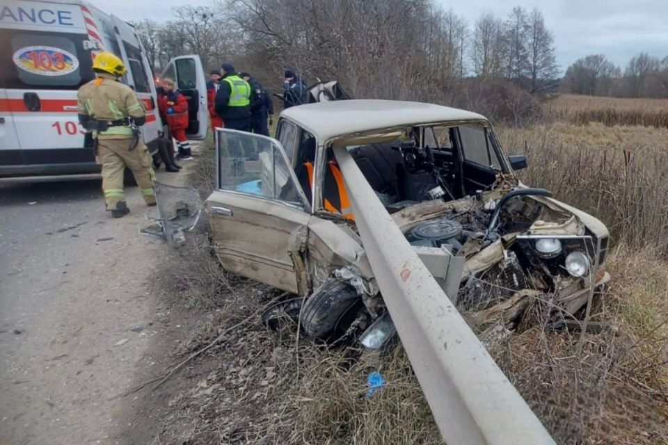 Моторошна аварія в Гайсинському районі: ВАЗ наскрізь прошило відбійником