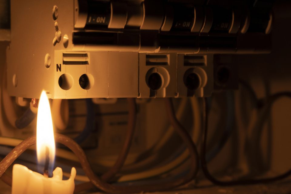 Не лише погодинні відключення: на яких вулицях сьогодні вимкнуть електрику через ремонти