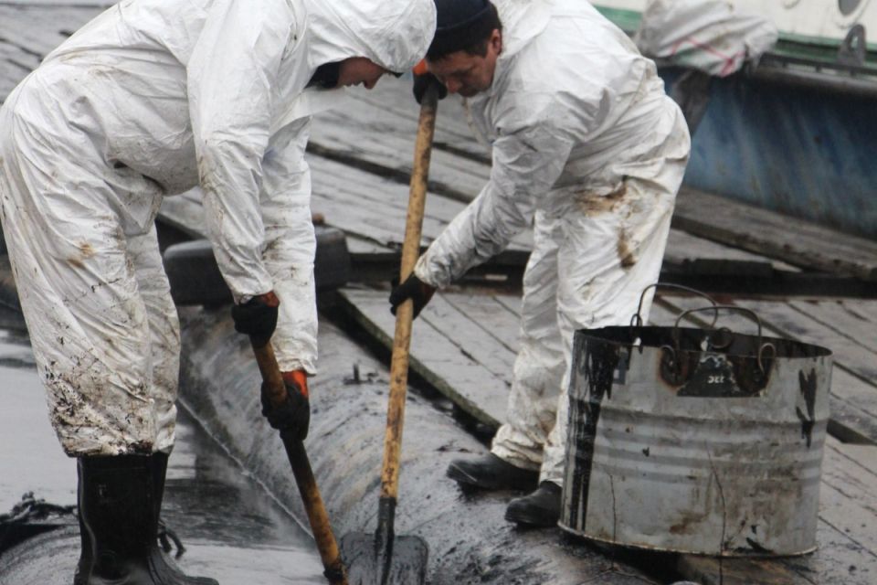 У Південному Бузі — 20 тонн мазуту. Ладижин бореться з наслідками ворожої атаки