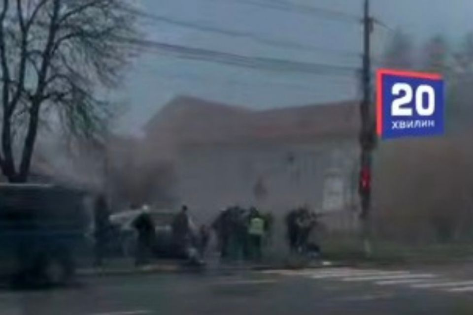 Жахлива ДТП на Юності: розтрощені кілька автівок, постраждала перехожа