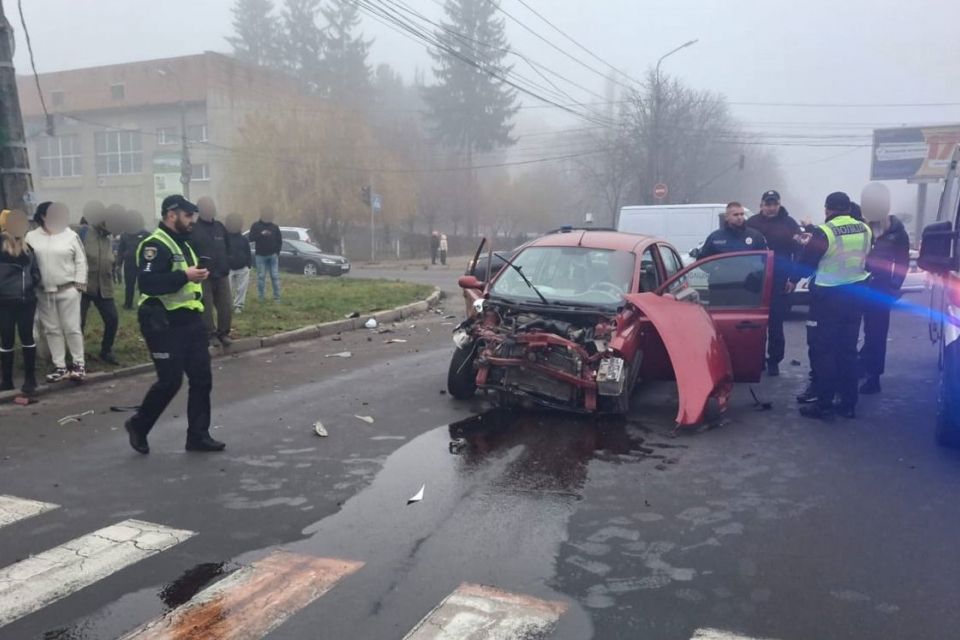 Деталі автотрощі на Юності: до лікарні потрапили двоє дорослих і 11-річна дівчинка