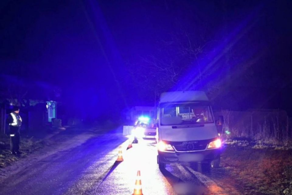 Mercedes збив чоловіка на узбіччі дороги в Калинівці