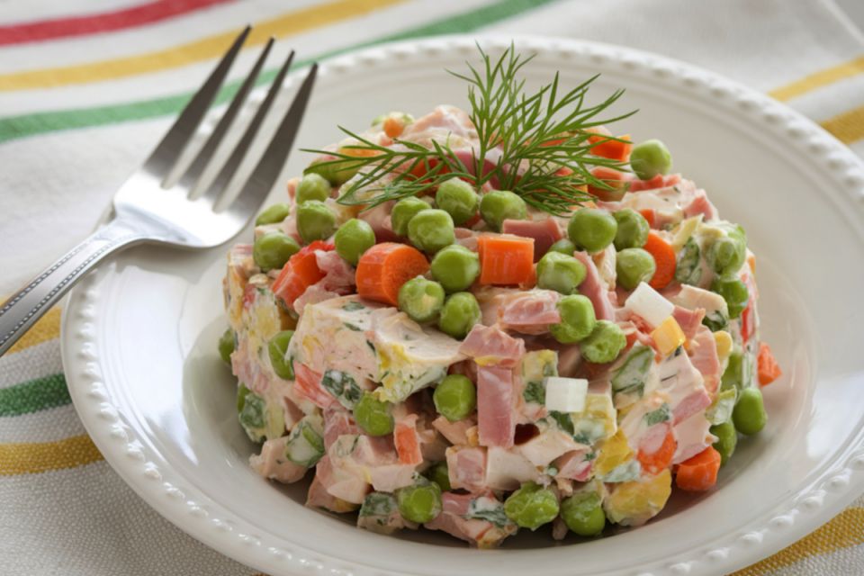 Новорічний «Олівʼє» подорожчав: скільки коштує святковий салат у 2025 році