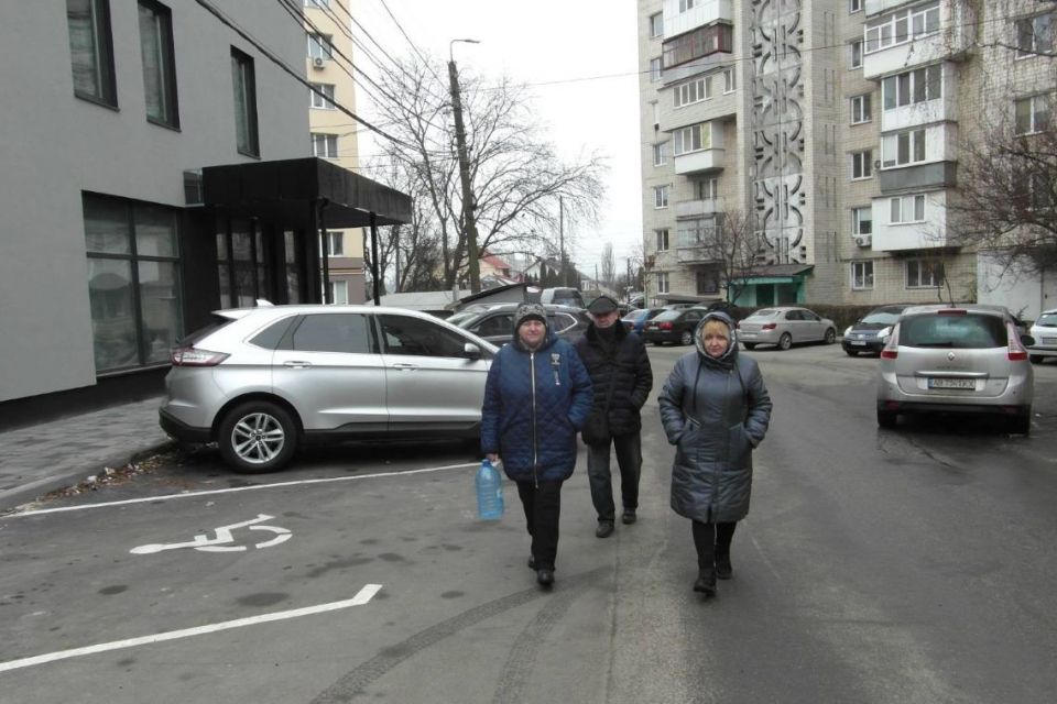 Як тротуар перетворили на парковку: мешканці Слов’янки просять міську владу повернути прохід