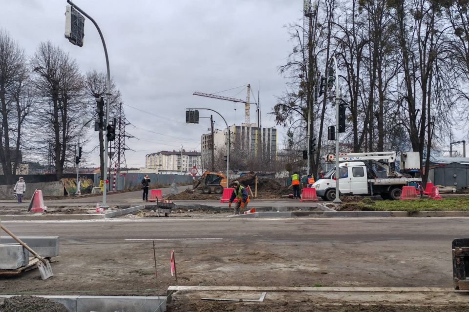 Біля зупинки Стельмаха закінчують облаштування переходу